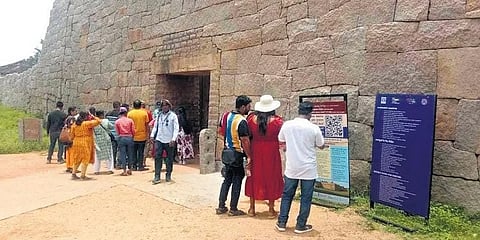 ಪ್ರವಾಸಿಗರು ವಿಜಯ ವಿಟ್ಲ ದೇವಸ್ಥಾನದ ಆವರಣದಲ್ಲಿ ಡಿಜಿಟಲ್ ಟಿಕೆಟ್ಗಾಗಿ QR ಕೋಡ್ ಅನ್ನು ಸ್ಕ್ಯಾನ್ ಮಾಡುತ್ತಿರುವುದು.