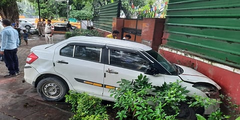 ಕೇಂದ್ರ ಸಚಿವ ಕಿರಣ್ ರಿಜಿಜು ನಿವಾಸದ ಗೋಡೆಕೆ ಕ್ಯಾಬ್ ಡಿಕ್ಕಿ