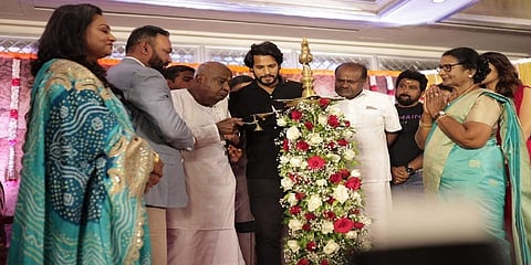 ಅದ್ಧೂರಿ ಮುಹೂರ್ತ ಸಮಾರಂಭ; ದೀಪ ಬೆಳಗಿಸಿ ಚಿತ್ರಕ್ಕೆ ಶುಭಕೋರಿದ ಎಚ್ಡಿ ದೇವೇಗೌಡ, ಎಚ್ಡಿ ಕುಮಾರಸ್ವಾಮಿ