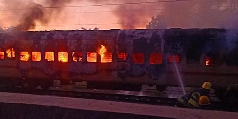 ಶನಿವಾರ ಮುಂಜಾನೆ ಮಧುರೈನಲ್ಲಿ ಸ್ಟೇಷನರಿ ಕೋಚ್ನಲ್ಲಿ ಭಾರಿ ಬೆಂಕಿ ಕಾಣಿಸಿಕೊಂಡಿದೆ.