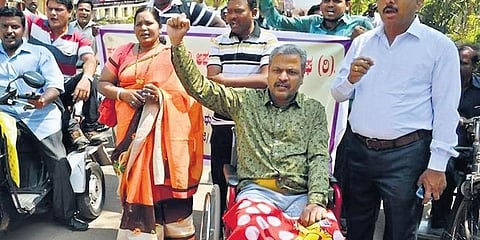ತಮ್ಮ ಸಂಘದ ಮೂಲಕ ದಿವ್ಯಾಂಗರ ಹಕ್ಕುಗಳಿಗಾಗಿ ಹೋರಾಟ ನಡೆಸುತ್ತಿರುವ ನಿಮಿಷ್ ಆಚಾರ್ಯ