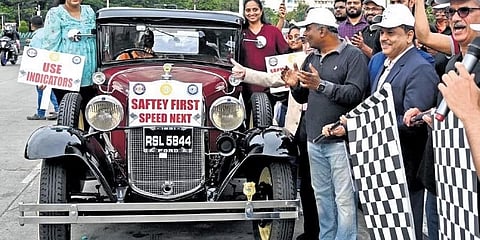 ರಸ್ತೆ ಸುರಕ್ಷತೆ ಕುರಿತು ಜಾಗೃತಿ ಮೂಡಿಸಲು ಬೆಂಗಳೂರಿನ ಎಎಸ್ಐಸಿಸಿಯ ಸರ್ಜಿಕಲ್ ಸೊಸೈಟಿಯು ಬೆಂಗಳೂರಿನ ವಿಧಾನಸೌಧದ ಎದುರು ಆಯೋಜಿಸಿದ್ದ ಕಾರ್ ರ್ಯಾಲಿಗೆ ಡಿಜಿಪಿ ಸಿಐಡಿ ಎಂಎ ಸಲೀಂ ಚಾಲನೆ ನೀಡಿದರು