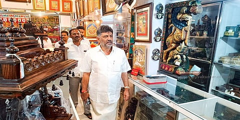 ಮೈಸೂರಿನ ರಾಮ್ಸನ್ಸ್ ಎಂಪೋರಿಯಂಗೆ ಭೇಟಿ ನೀಡಿ ಭಾರತೀಯ ಕರಕುಶಲ ಉತ್ಪನ್ನಗಳನ್ನು ಕಣ್ಣುಂಬಿಕೊಂಡು ಸಂಭ್ರಮಿಸಿದ ಡಿ ಕೆ ಶಿವಕುಮಾರ್