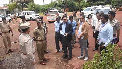 ಜೈನ ಸನ್ಯಾಸಿ ಹತ್ಯೆ ಪ್ರಕರಣ: ನಂದಿ ಆಶ್ರಮಕ್ಕೆ ಸಿಐಡಿ ಉನ್ನತಾಧಿಕಾರಿ ಭೇಟಿ ಜೈನ್ ಸನ್ಯಾಸಿ ಹತ್ಯೆ ಪ್ರಕರಣ: ನಂದಿ ಆಶ್ರಮಕ್ಕೆ ಸಿಐಡಿ ಉನ್ನತಾಧಿಕಾರಿ ಭೇಟಿ ಎಕ್ಸ್ಪ್ರೆಸ್ ಸುದ್ದಿ ಸೇವೆ @ ಬೆಳಗಾವಿ ಜೈನ ಸನ್ಯಾಸಿ, ನಂದಿಪರ್ವತದ ಕಾಮಕುಮಾರ ನಂದಿ ಮಹಾರಾಜರ ಹತ್ಯೆ ಪ್ರಕರಣಕ್ಕೆ ಸಂಬಂಧಿಸಿದಂತೆ ಸಿಐಡಿ ಡಿಜಿ