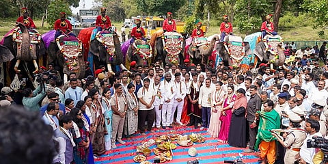 ಗಜಪಯಣಕ್ಕೆ ಅಧಿಕೃತವಾಗಿ ಚಾಲನೆ ನೀಡಿದ ಸಚಿವರಾದ ಈಶ್ವರ್ ಖಂಡ್ರೆ, ಡಾ ಎಚ್ ಸಿ ಮಹದೇವಪ್ಪ ಹಾಗೂ ಇತರರು