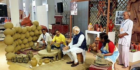 ಇಂಡಿಯಾ ಇಂಟರ್ ನ್ಯಾಷನಲ್ ಕನ್ವೆನ್ಶನ್ ಮತ್ತು ಎಕ್ಸ್ ಪೋ ಸೆಂಟರ್ ನಲ್ಲಿ ಕುಶಲಕರ್ಮಿಗಳಿಗೊಂದಿಗೆ ಪ್ರಧಾನಿ ಮೋದಿ