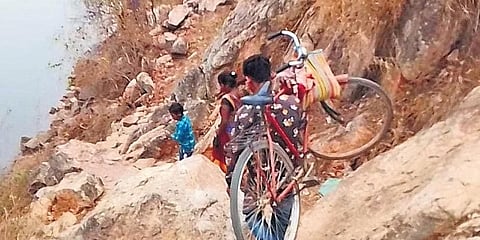 ಸಿಮ್ಡೆಗಾದ ಚಿಮ್ಟಿಘಾಟಿ ಗ್ರಾಮದ ಆದಿವಾಸಿಗಳು ಬೆಟ್ಟವನ್ನು ದಾಟಲು ತಮ್ಮ ಹೆಗಲ ಮೇಲೆ ಸೈಕಲ್ಗಳನ್ನು ಹೊತ್ತು ಮನೆಗೆ ತಲುಪುತ್ತಾರೆ