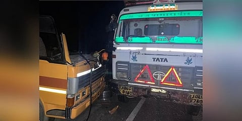 ರಸ್ತೆ ಬದಿ ನಿಂತಿದ್ದ ಟ್ರಕ್ಗೆ ಡಿಕ್ಕಿಯಾಗಿರುವ ಬಸ್