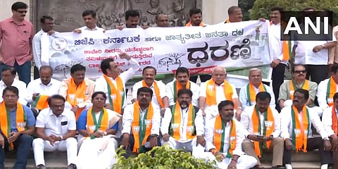 ತಮಿಳುನಾಡಿಗೆ ಕಾವೇರಿ ನೀರು ಹರಿಸುತ್ತಿರುವುದನ್ನು ಖಂಡಿಸಿ ಪ್ರತಿಭಟನೆ ನಡೆಸಿದ ಬಿಜೆಪಿ ನಾಯಕರು