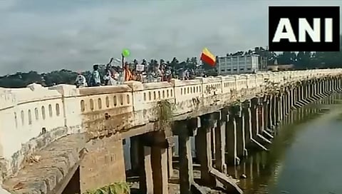 ಕಾವೇರಿ ನದಿ ಬಳಿ ಪ್ರತಿಭಟಿಸುತ್ತಿರುವ ರೈತರು.