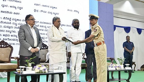 ಅರಣ್ಯ ಇಲಾಖೆ ಸಿಬ್ಬಂದಿಗಳಿಗೆ ಪದಕ ಪ್ರದಾನ ಮಾಡುತ್ತಿರುವ ಸಿಎಂ ಸಿದ್ದರಾಮಯ್ಯ.