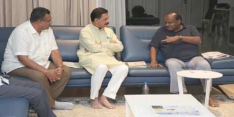 ಎಚ್ಡಿ ಕುಮಾರಸ್ವಾಮಿಯರನ್ನು ಭೇಟಿ ಮಾಡಿ ಆರೋಗ್ಯ ವಿಚಾರಿಸಿದ ಬಿಜೆಪಿ ರಾಜ್ಯಾಧ್ಯಕ್ಷ ನಳಿನ್ ಕುಮಾರ್ ಕಟೀಲ್