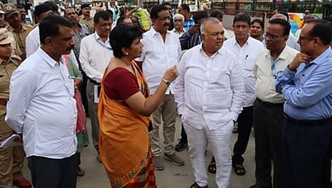 lಸಾರಿಗೆ ಸಚಿವ ರಾಮಲಿಂಗಾರೆಡ್ಡಿ ಅವರು ಬೆಂಗಳೂರು ಮಹಾನಗರ ಸಾರಿಗೆ ಸಂಸ್ಥೆಯ (ಬಿಎಂಟಿಸಿ) ಎಂಡಿ ಸತ್ಯವತಿ ಅವರೊಂದಿಗೆ ಸೋಮವಾರ ಕಲಾಸಿಪಾಳ್ಯ ಟರ್ಮಿನಲ್ಗೆ ಭೇಟಿ ನೀಡಿ, ಪರಿಶೀಲನೆ ನಡೆಸಿದರು.