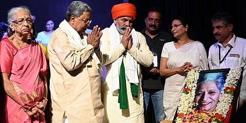 ಬೆಂಗಳೂರಿನ ಟೌನ್ ಹಾಲ್ನಲ್ಲಿ ಪತ್ರಕರ್ತೆ ಗೌರಿ ಲಂಕೇಶ್ ಅವರ ಆರನೇ ಪುಣ್ಯತಿಥಿಯ ಅಂಗವಾಗಿ ಮಂಗಳವಾರ ನಡೆದ ಕಾರ್ಯಕ್ರಮದಲ್ಲಿ ಮುಖ್ಯಮಂತ್ರಿ ಸಿದ್ದರಾಮಯ್ಯ, ನಟ ಪ್ರಕಾಶ್ ರಾಜ್ ಮತ್ತು ರೈತ ಮುಖಂಡ ರಾಕೇಶ್ ಟಿಕಾಯತ್ ಪಾಲ್ಗೊಂಡಿದ್ದರು.