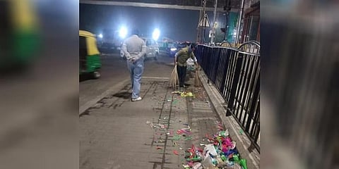 ಕಸ ಸ್ವಚ್ಛಗೊಳಿಸುತ್ತಿರುವ ಬಿಬಿಎಂಪಿ ಸಿಬ್ಬಂದಿ