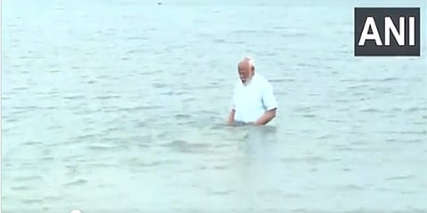 ಸಮುದ್ರದಲ್ಲಿ ಪ್ರಧಾನಿ ಮೋದಿ
