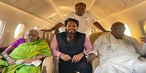 ವಿಶೇಷ ವಿಮಾನದಲ್ಲಿ ಅಯೋಧ್ಯೆಗೆ ಪ್ರಯಾಣಿಸಿದ ಮಾಜಿ ಪ್ರಧಾನಿ ದೇವೇಗಡ ಹಾಗೂ ಕುಟುಂಬ