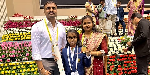 ದೆಹಲಿಯಲ್ಲಿ ಬಾಲ ಪುರಸ್ಕಾರ ಗೌರವ ಸಿಕ್ಕಿದ ನಂತರ ಪೋಷಕರೊಂದಿಗೆ ಚಾರ್ವಿ