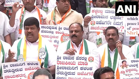 ಪ್ರತಿಭಟನಾನಿರತ ಕಾಂಗ್ರೆಸ್ ಕಾರ್ಯಕರ್ತರು.