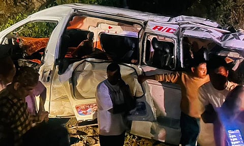 நேபாளம்: மலையிலிருந்து கீழே விழுந்த EV வாகனம்.. 7 இந்திய பக்தர்கள் பலி