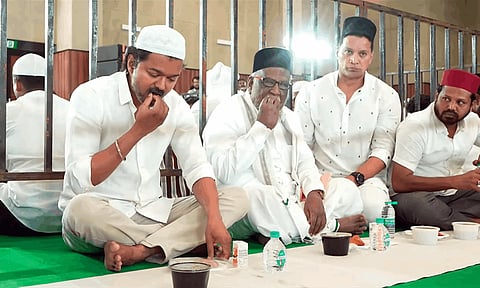 த.வெ.க. இப்தார் விருந்து.. நோன்பு திறந்தார் விஜய் | Vijay