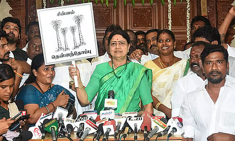 அஇபுதமமுக கட்சியில் விருப்பமனு விநியோகம் தொடக்கம் - சசிகலா அறிவிப்பு