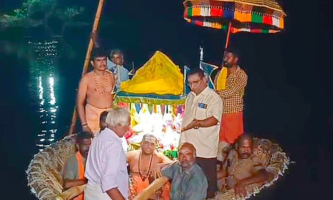 பண்ணாரியம்மன் கோவில் குண்டம் விழா - அம்மன் சப்பரத்துக்கு புனித நீர் ஊற்றி வழிபாடு நடத்திய பக்தர்கள்