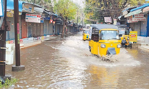 மதுரையில் கொட்டி தீர்த்த கனமழை- சாலைகளில் தண்ணீர் தேங்கியால் பொதுமக்கள் சிரமம்| Rain