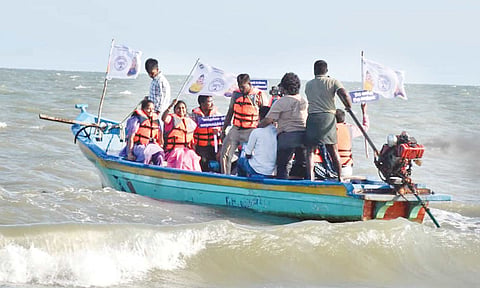 தேர்தலில் 100 சதவீதம் வாக்குப்பதிவு - மீனவர்களிடம் விழிப்புணர்வு ஏற்படுத்திய கலெக்டர்