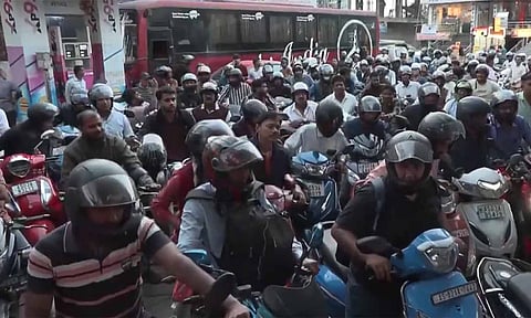 வட மாநிலங்களில் ஊரடங்கு பீதியால் பெட்ரோல் பங்கில் குவிந்த பொதுமக்கள்