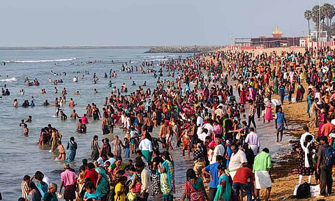 விடுமுறை தினமான இன்று திருச்செந்தூர் கோவிலில் குவிந்த பக்தர்கள்