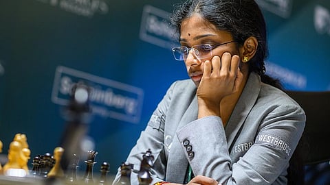 Candidates Chess: முதலிடத்துக்கு முன்னேறினார் வைஷாலி