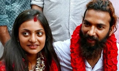 கும்பமேளா அழகி மோனாலிசா கணவர்மீது போக்சோ வழக்கு!