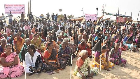 எல்லை கணக்கீடு செய்ய கோரி புதுப்பட்டினம் மீனவ கிராம மக்கள் தேர்தல் புறக்கணிப்பு போராட்டம்