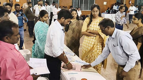 தேர்தல் அலுவலர்கள் தபால் வாக்குப்பதிவு - குன்னூரில் மாவட்ட ஆட்சியர் ஆய்வு