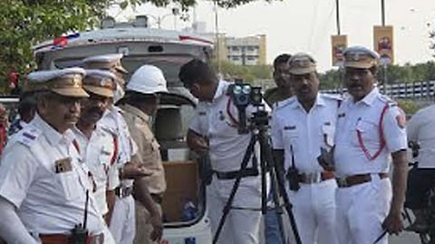புதுவை பஸ்களில் ஏர் ஹாரன் அதிரடியாக அகற்றம்- போக்குவரத்து போலீசார் நடவடிக்கை