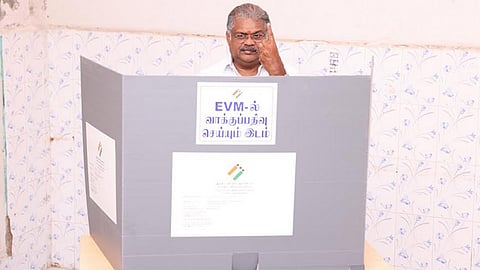 ஆழ்வார்பேட்டையில் தனது வாக்கை பதிவு செய்தார் ஜி.கே.வாசன்