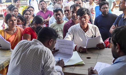 SIR: மேற்கு வங்கத்தில் 65 வாக்குச்சாவடி அதிகாரிகளே வாக்களிக்க முடியாத வினோதம் - தலையிட மறுத்த
உச்சநீதிமன்றம்