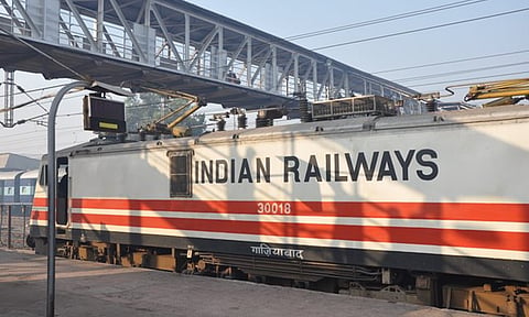 இந்திய ரெயில்வே துறையில் 29 ஆயிரம் பணியாளர்களை குறைக்க முடிவு- ரெயில்வே சங்கத்தினர் எதிர்ப்பு