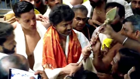 Vijay | திருச்செந்தூர் கோவிலில் சாமி தரிசனம் செய்தார் த.வெ.க. தலைவர் விஜய்
