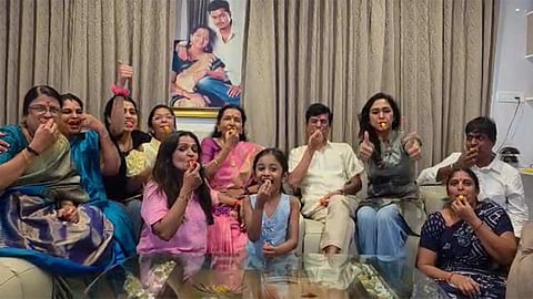 தொடர்ந்து முன்னிலையில் தவெக - உற்சாகத்தில் விஜய் குடும்பத்தினர்