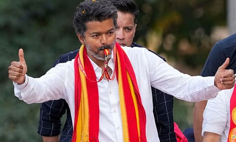 இந்தியாவில் முதல் தேர்தலிலேயே வெற்றி பெற்று ஆட்சி அமைக்கும் 4வது தலைவர் விஜய்