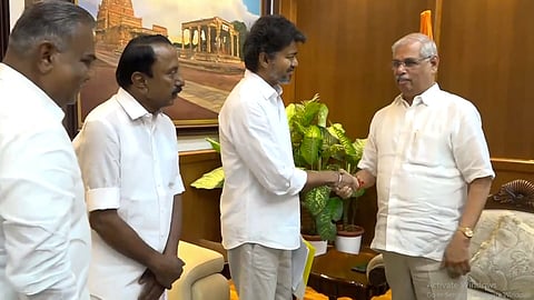 மக்கள் மாளிகைக்கு வந்த விஜய்க்கு வாழ்த்து தெரிவித்த ஆளுநர்... பதவியேற்பு விழாவில் பங்கேற்கும் ராகுல்