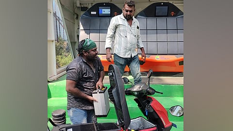 சென்ட்ரல், எழும்பூர் உள்பட 21 ரெயில் நிலையங்களில் மின்சார வாகன பேட்டரி மாற்றும் வசதி அறிமுகம்