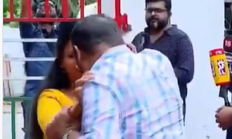 VIDEO: வெற்றி பெற்ற பெண் வேட்பாளரை கட்டிபிடிக்க பாய்ந்த காங்கிரஸ் தலைவர் - கேரளாவில் சர்ச்சை