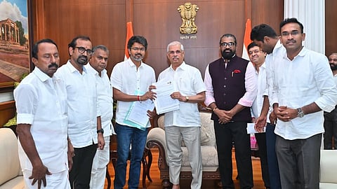 ஆளுநரை சந்தித்து ஆட்சி அமைக்க உரிமை கோரினார் தவெக தலைவர் விஜய்