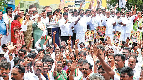 கவர்னரை கண்டித்து ஆர்ப்பாட்டம்- தமிழக காங்கிரஸ் நிர்வாகிகள் மீது வழக்கு பதிவு