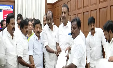மீண்டும் 2 அணிகளாக உடைந்த அதிமுக: இபிஎஸ்க்கு 17... வேலுமணிக்கு 30 - விரைவில் விஜய்யுடன் சந்திப்பு?