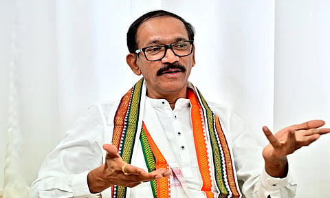 மக்களிடம் வெள்ளை அறிக்கை சமர்ப்பித்த பிறகு புதிய பயணத்தை தொடங்குவார் விஜய் - கிரிஷ் சோடங்கர்