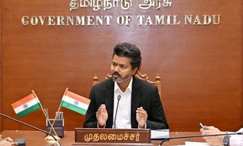 சாலைகள், குடிநீர் வசதிகளை மேம்படுத்த நகராட்சி நிர்வாகத்துறை அதிகாரிகளுடன் முதல்வர் ஆலோசனை